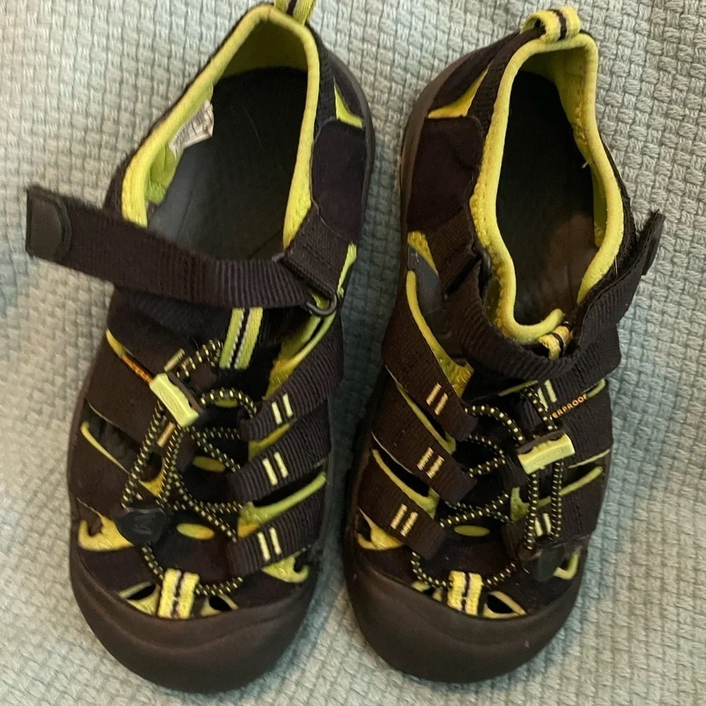 Keen Newport H2 Youth Kids Black Yellow Hiking Water Closed Toe Sandals | Size 3
